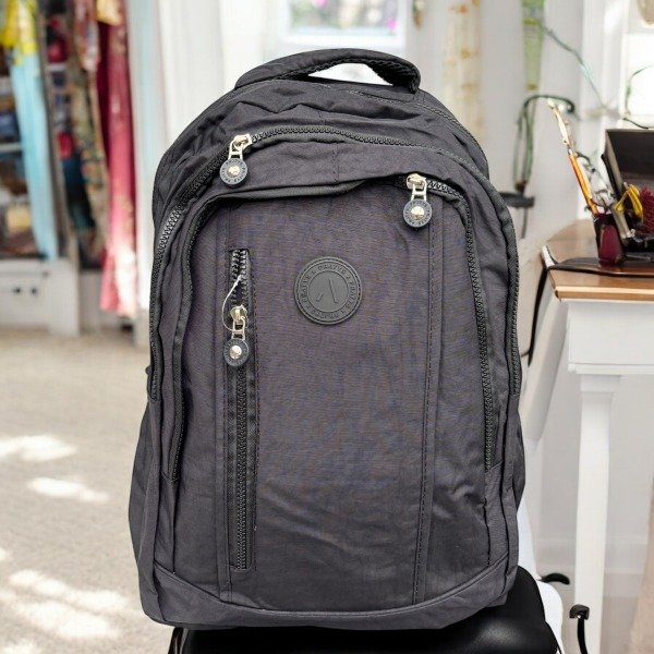 Producto - MOCHILA GRANDE IMPORTADA CON VARIOS BOLSILLOS Y PORTA BOTELLA 40X30X13 CM