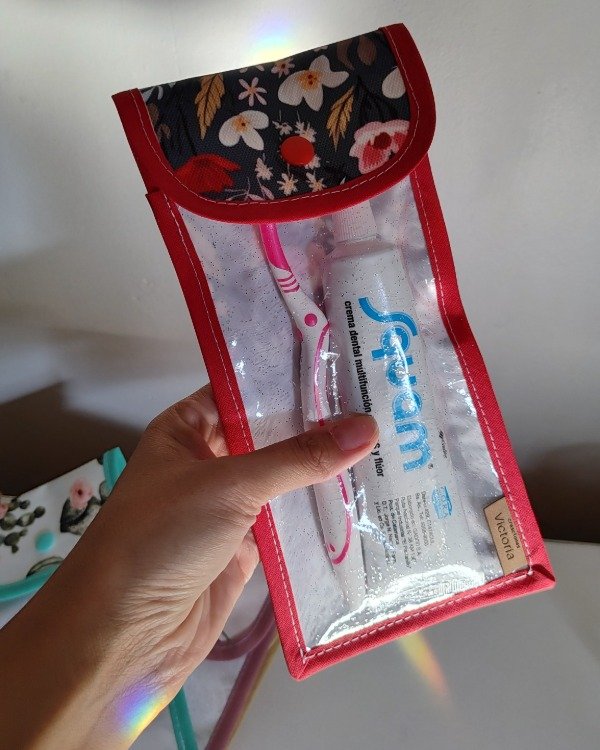 Producto - Estuche higiene - rojo con brillo