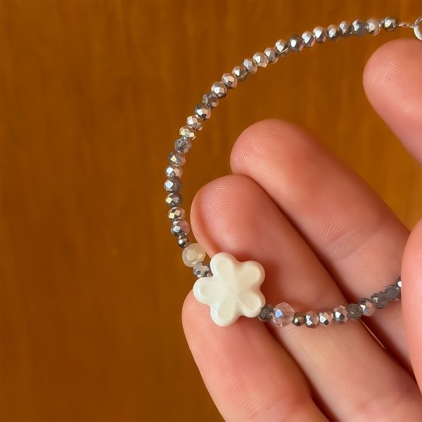 Producto - Pulsera de cristal checo 3mm . Gris . Flor nude - 1