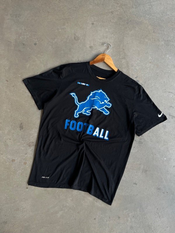 Producto - REMERA DEPORTIVA NIKE x NFL, DETROIT LIONS FOOTBALL, FULL BLACK (L)