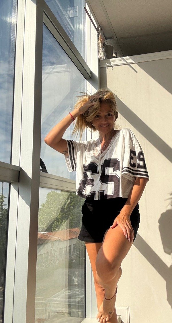 Producto - Remera cuello en V con terminacion en encaje