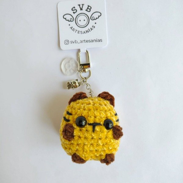 Producto - Llavero tierno gatito amarillo grande tejido chenille amigurumi