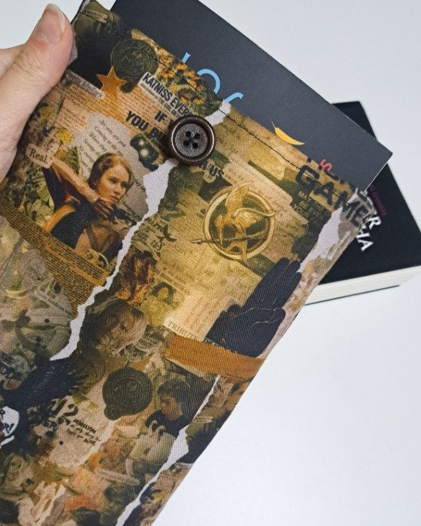Producto - Funda para libros mediana con botón Los juegos del hambre IMPERMEABLE