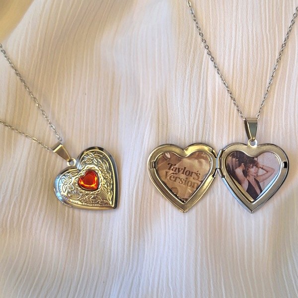 Producto - RELICARIO PLATEADO CON CORAZON ROJO