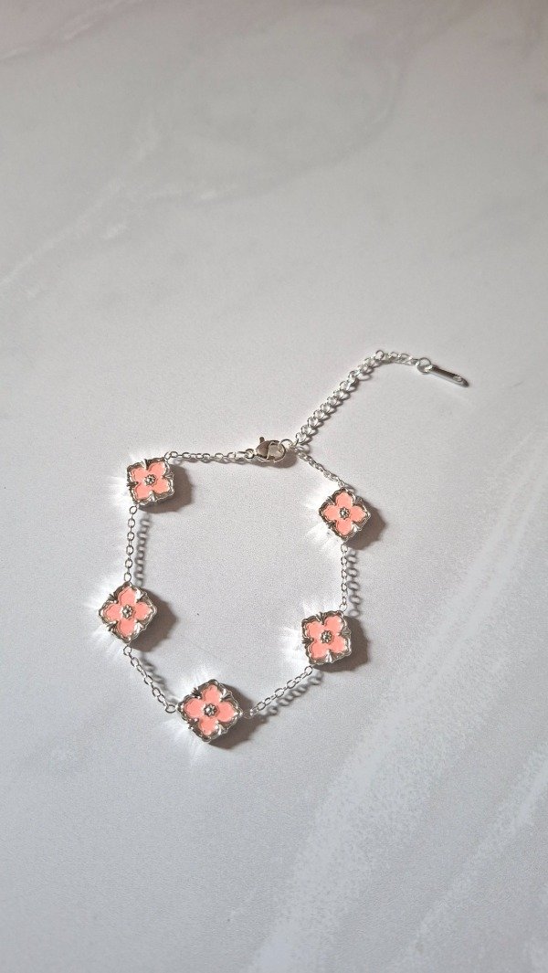 Producto - Pulsera de acero blanco con dijes trébol rosas