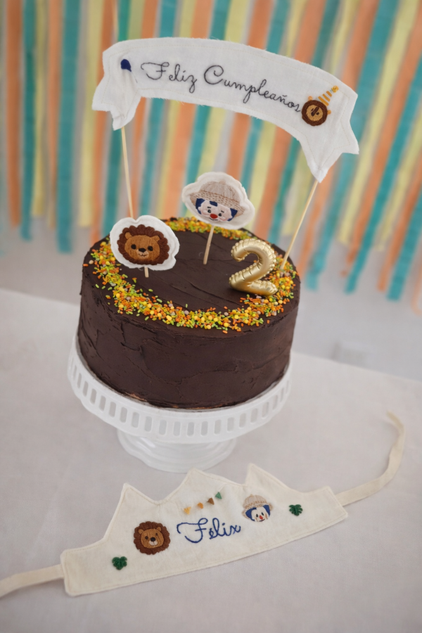 Producto - Combo cumple bordado: corona + topper personalizados