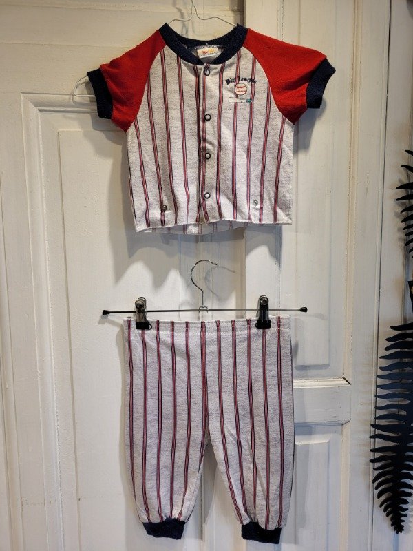 Producto - Pijama CARTER'S béisbol gris azul y colorado- Talle 12/18  meses- PRECIO: 11X