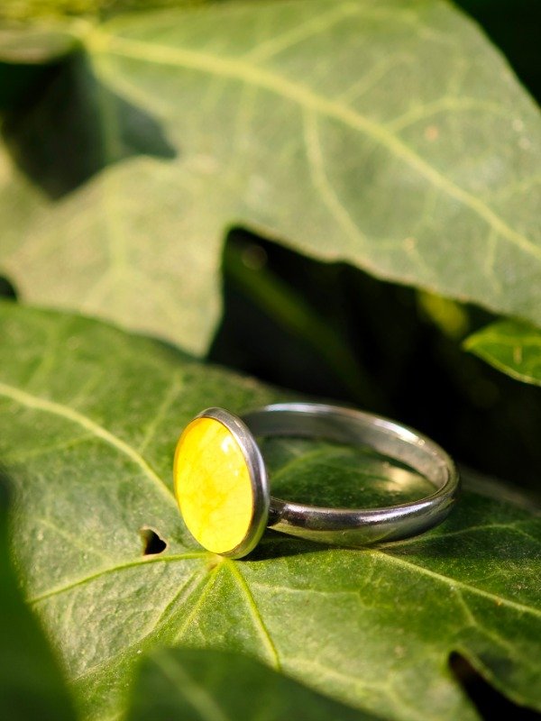 Producto - Anillo ajustable Rocio plateado con pétalo de "Pensamiento" amarillo claro