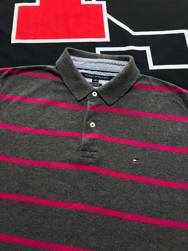 Producto - Chomba Tommy Hilfiger bicolor. Talle L