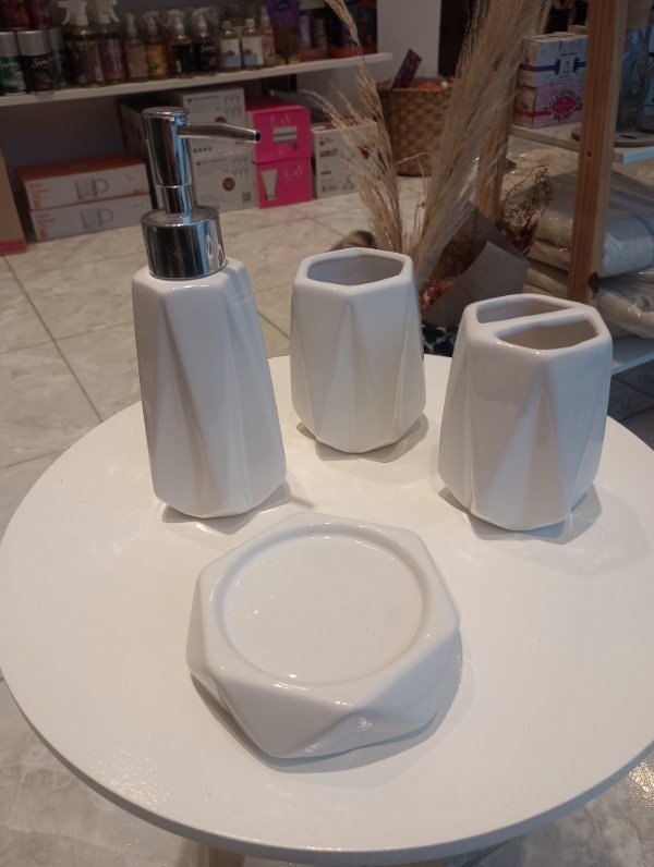 Producto - Set de baño cerámica blanca. 4 piezas.