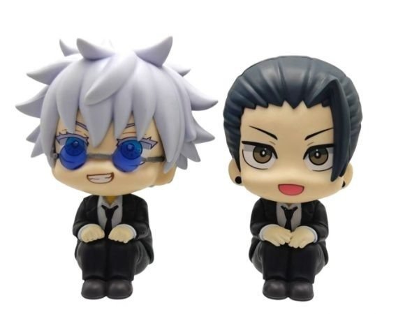 Producto - Figuras sentados Geto y Gojo con trajes -Jujutsu kaisen (10cm)