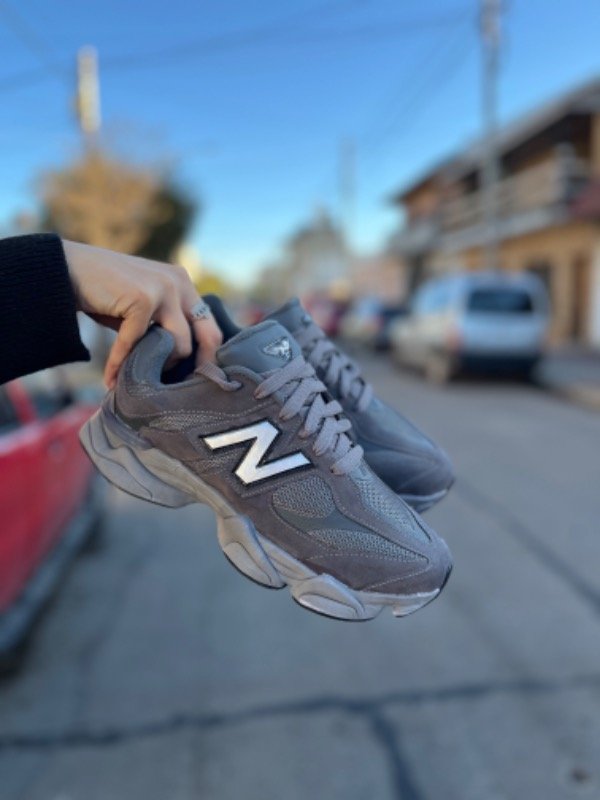 Producto - NEW BALANCE 9060 GRIS OSCURO