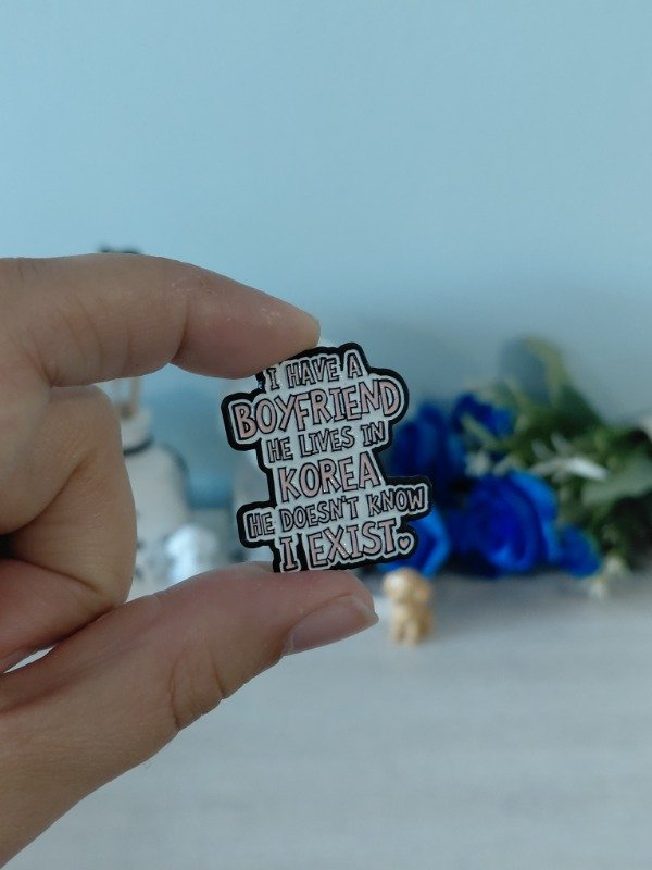 Producto - Pin metalizado - I have a boyfriend. He lives in Korea #0239