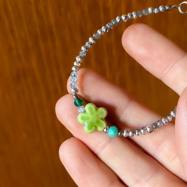 Producto - Pulsera de cristal checo 3mm . Gris . Flor verde - 1