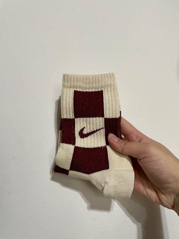 Tenis adulto Nike beige cuadrados bordo