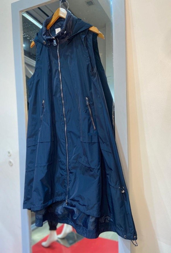 Producto - CHALECO LARGO CON CAPUCHA IMPERMEABLE