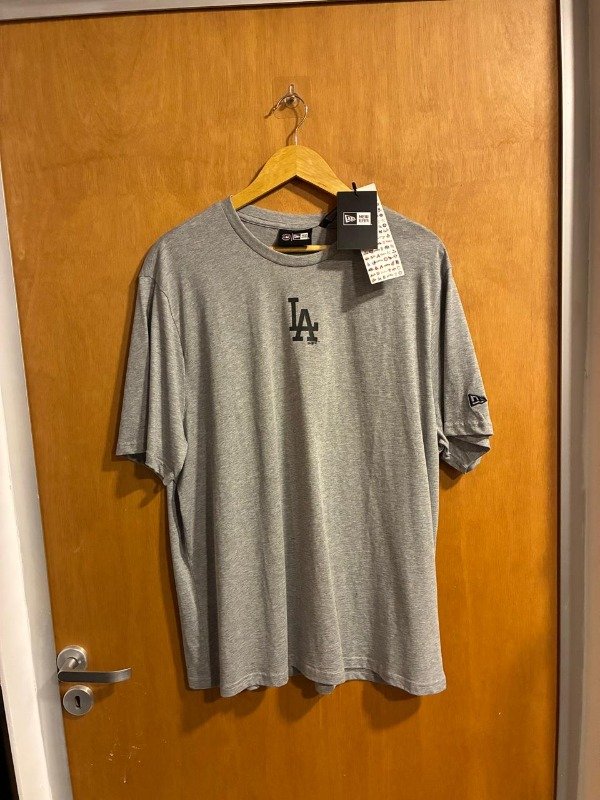 Producto - Remera New Era LA Gris