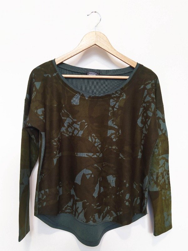 Producto - Buzo Olivia -verde estampa Curvas en verde-