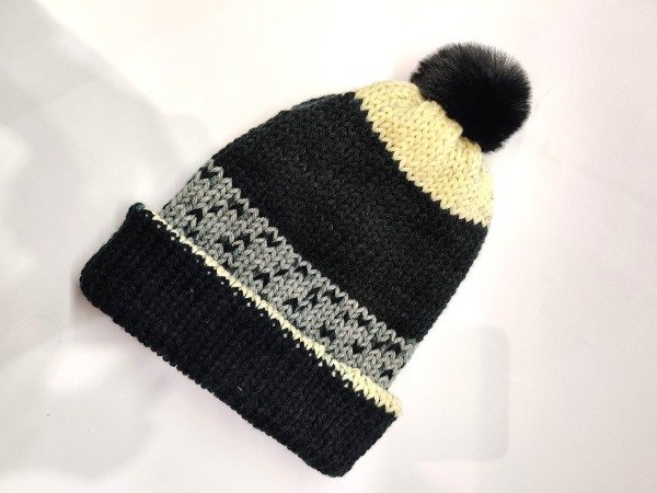 Producto - Gorro tejido en color negro, gris y crudo con detalles tejidos en jacquard,