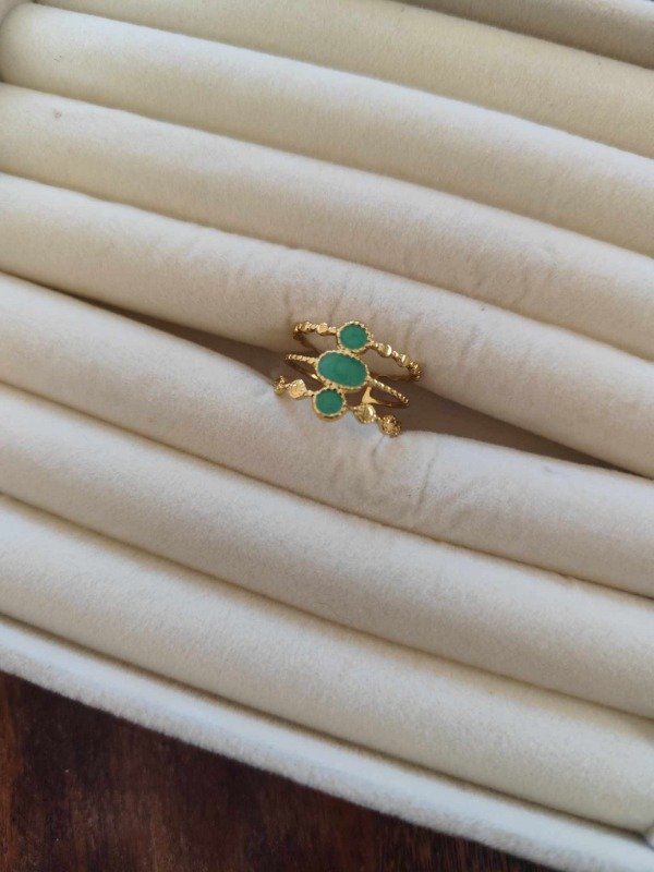 Producto - Anillo calado verde. Acero dorado.