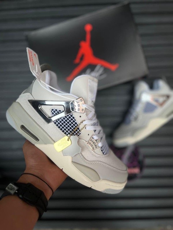 Producto - Jordan Retro 4 Frozen Moment
