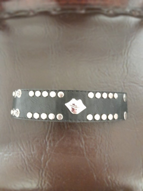 Producto - brazalete tachas y lips
