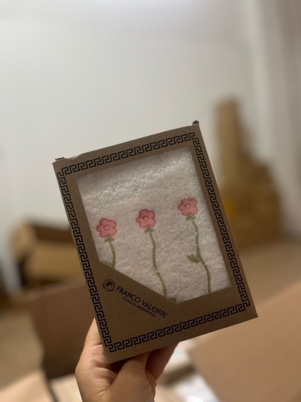 Producto - TOALLA VISITA BORDADA EN CAJA DE ALGODON FRANCO VALENTE COD 112 - 2