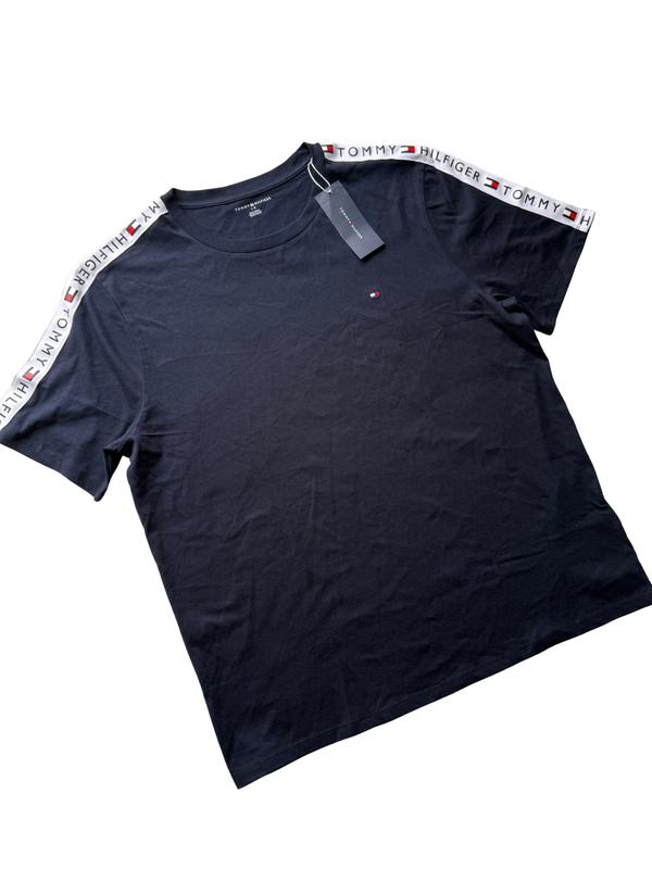 Producto - Remera Tommy Hilfiger con logo en mangas - 1