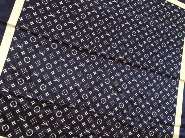 Producto - Vintage 90s Louis Vuitton made in Paris bootleg monogram  silk kerchief.