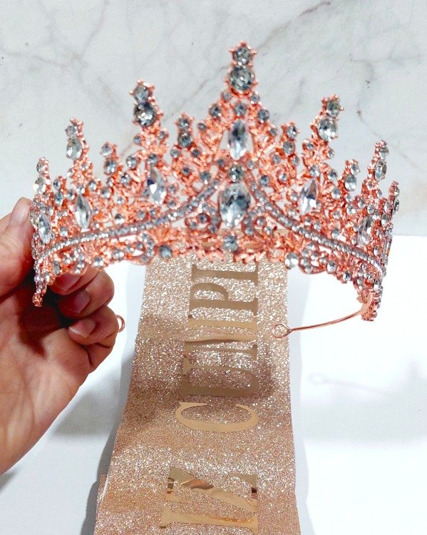 Producto - Corona tiara de metal grande rosa gold con strass y banda de Feliz Cumpleaños