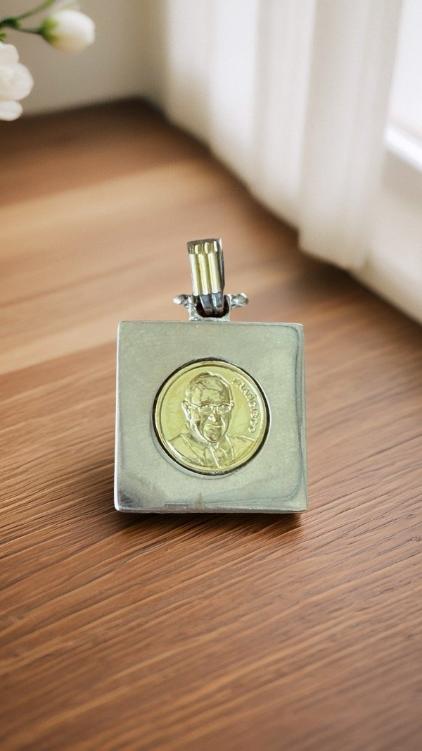 Producto - Dije Papa Francisco PLATA Y ORO 21x31MM D220