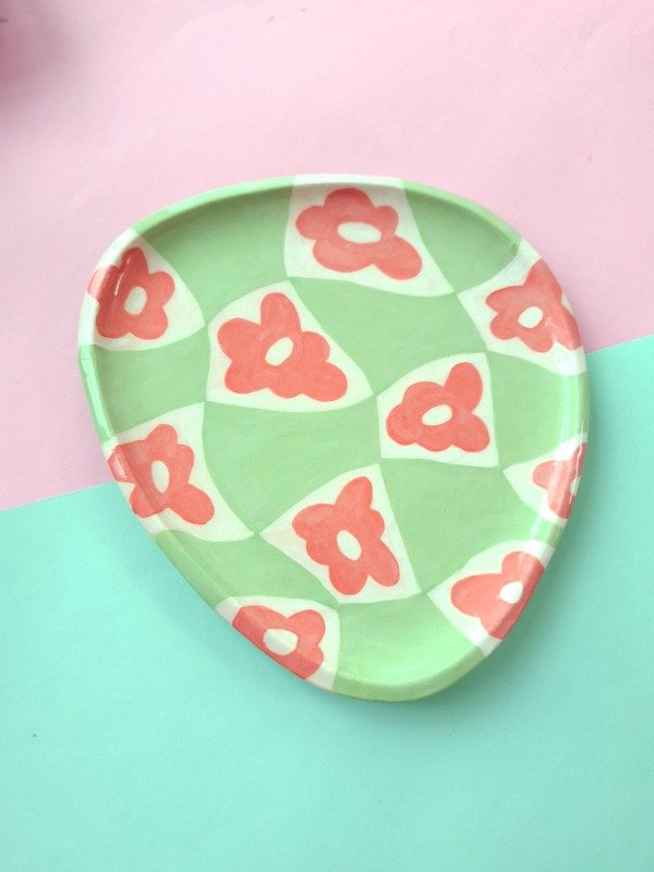 Producto - Plato irregular grande Cuadrillé verde agua con flores rosas