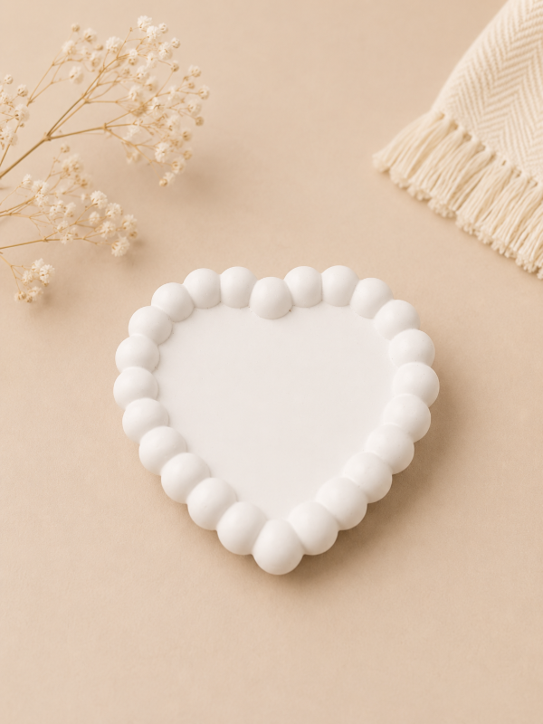 Producto - Bandeja corazón chica con esferas yeso