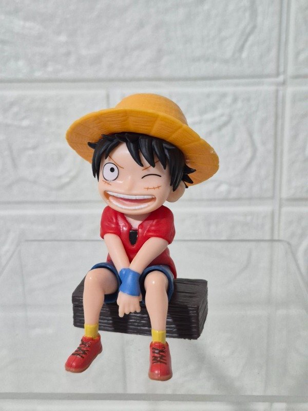 Producto - Figura Monkey D. Luffy One Piece sentado 8 cm con sentado
