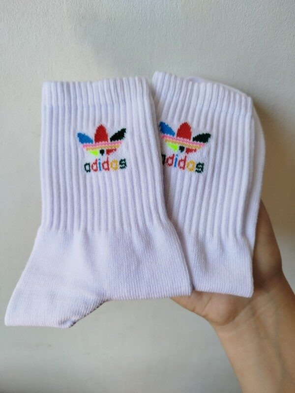 Producto - ADIDAS LOGO MULTICOLOR BLANCA 3/4