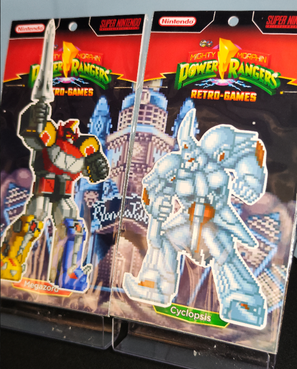 Producto - Set Sticker Megazord vs Cyclopsis 12 cm Mighty Morphin Power Rangers Retro Games - 1