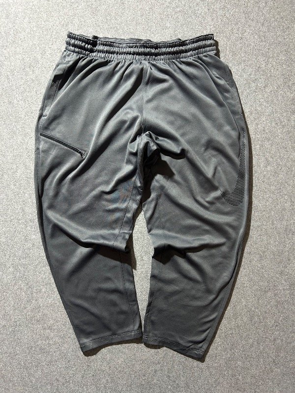 Producto - Joggin Nike, color gris y swoosh en negro. Talle XL