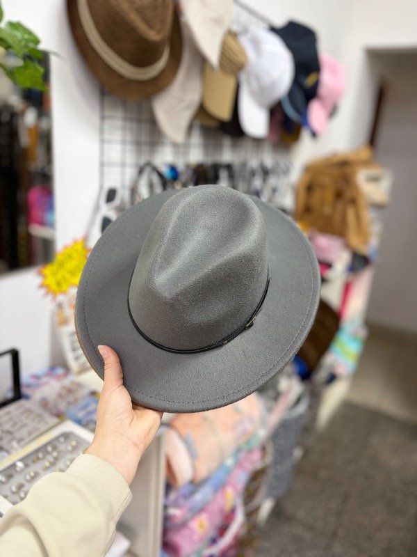 Producto - Sombrero gamuza plano con cuerina