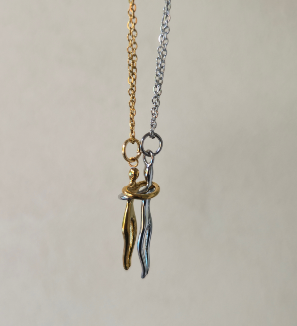 Producto - Collares abrazo eterno plateado y dorado para compartir A.Q.