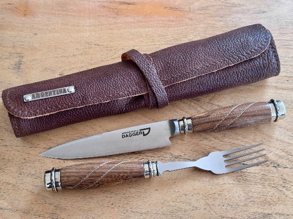 Producto - 273 - Set Cubiertos DAGGER Madera y Alpaca Natural Alambre Gallon x 14cm - Paño