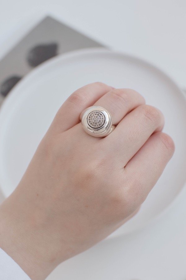 Producto - Anillo inflado forma redonda con microbrillo en plata