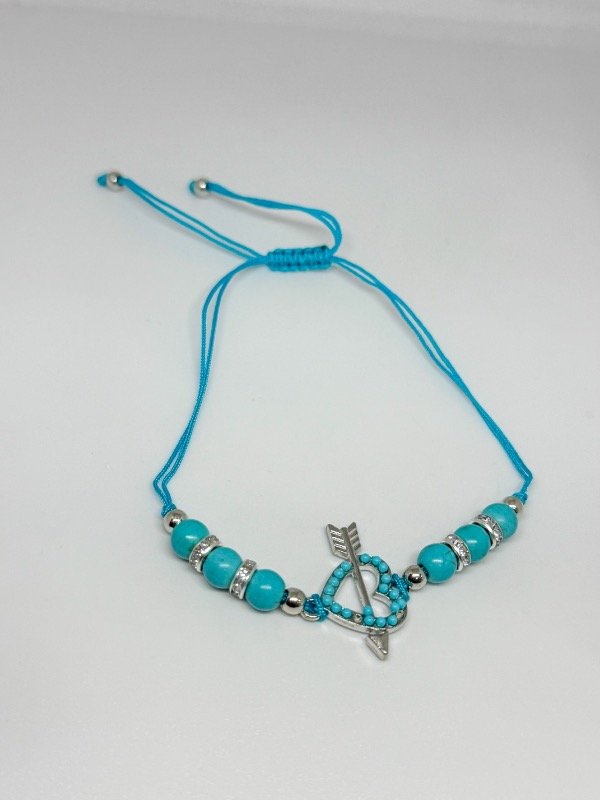 Producto - Pulsera de hilo y piedras turquesa dije corazón flecha