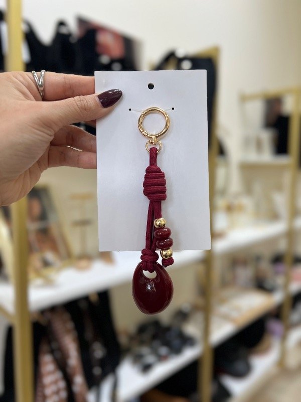 Producto - Llavero Bordó charm
