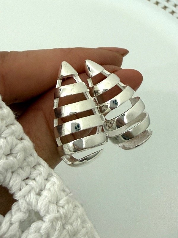 Producto - AB1715 Aros gotas caladas acero blanco 3 cm