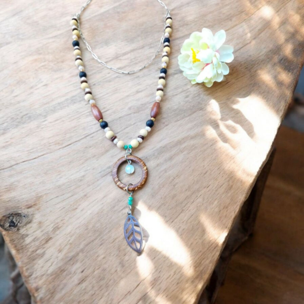 Producto - Collar doble. con piedras Volcánicas, Piedra Luna y dije Hoja