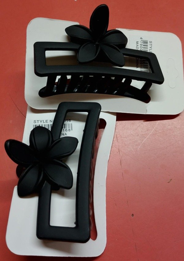 Producto - Broche negro rectangular mediano con flor
