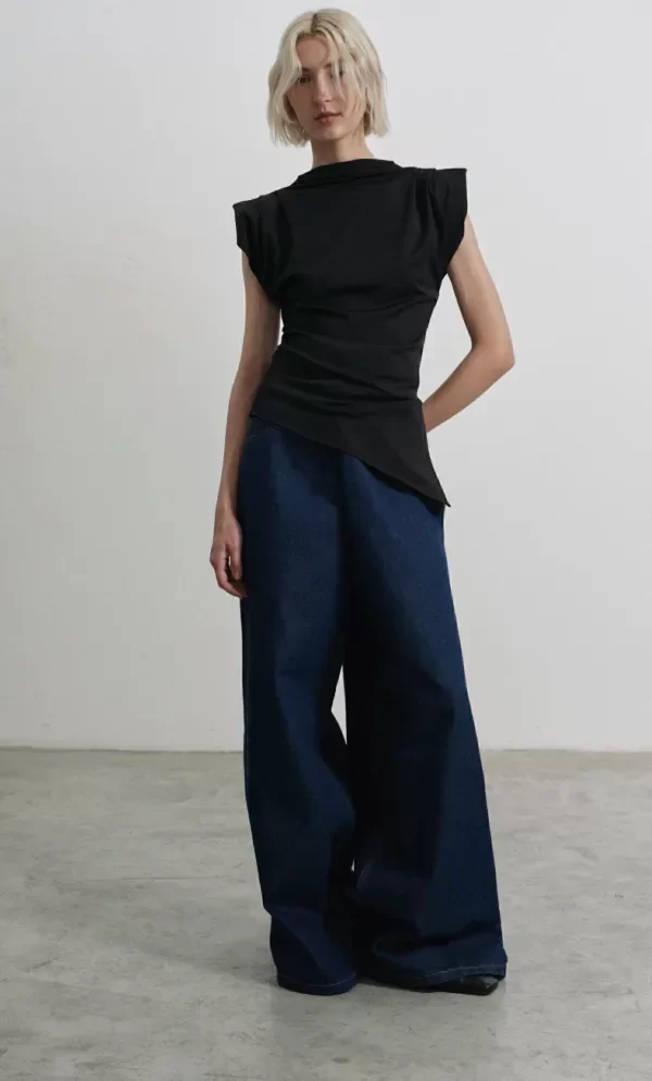 Producto - Top con hombrera y pico