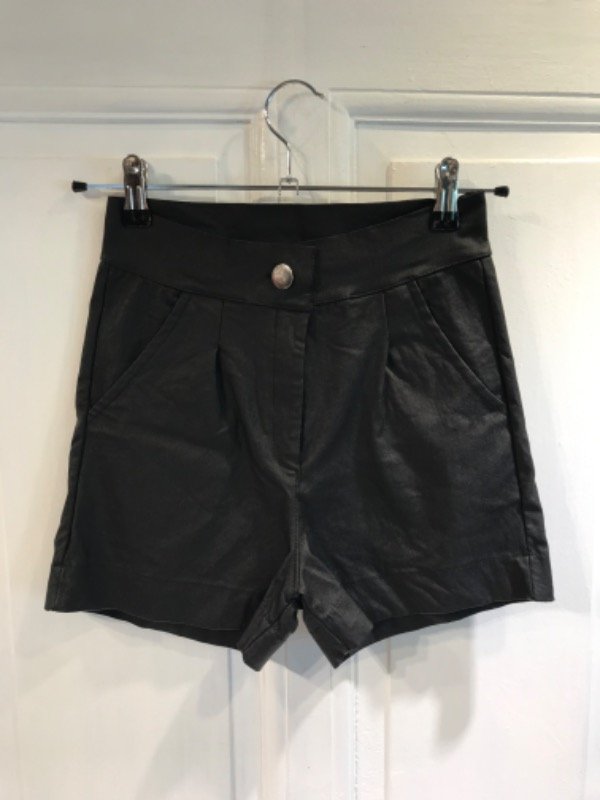 Producto - Short negro engomado bolsillos adelante-nuevo con etiqueta- Talle XS-PRECIO: 28x