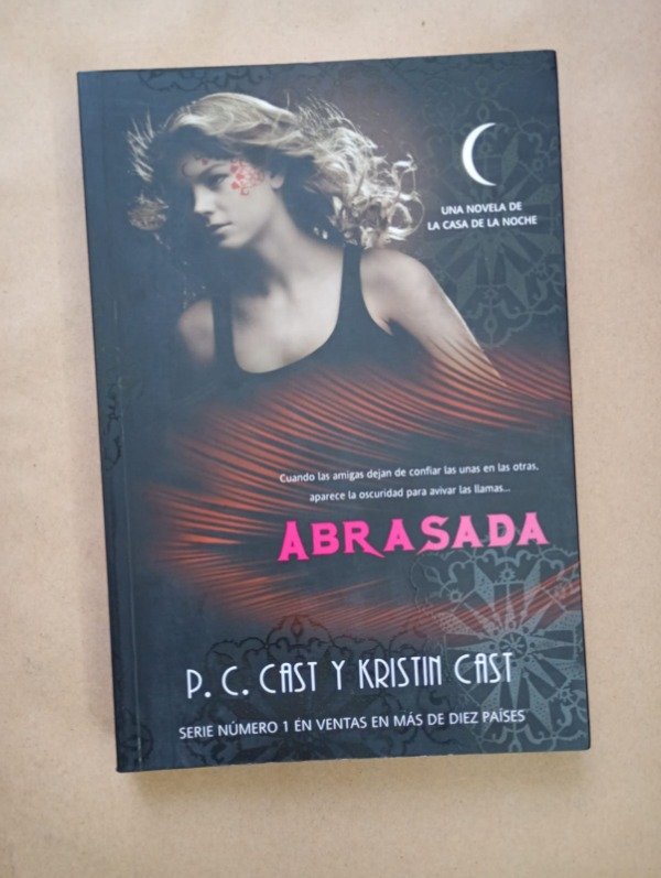Producto - Abrasada - P C y Kristin Cast - Trakatrá 2011