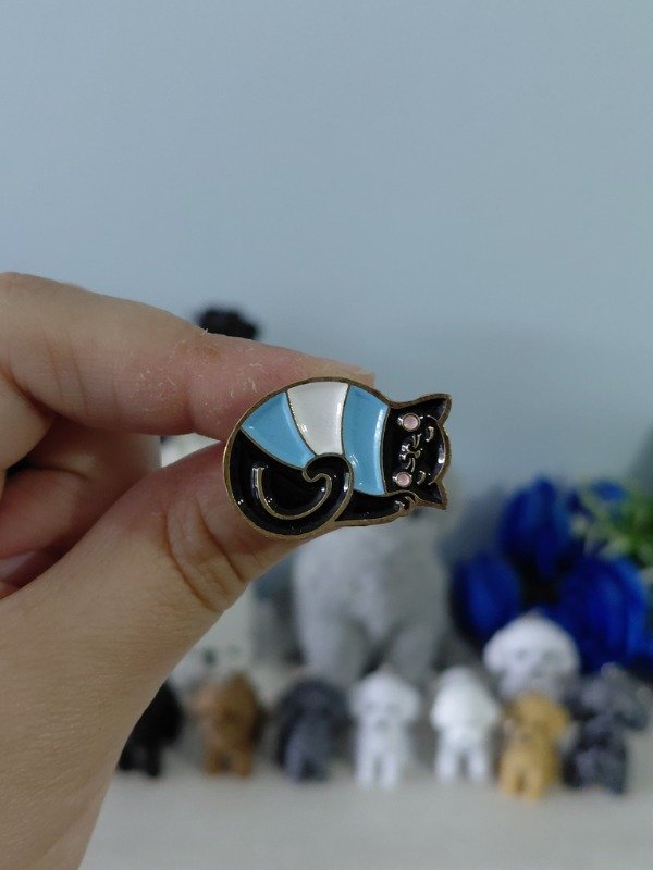 Producto - Pin metalizado ilustrado - Michi negro argentino